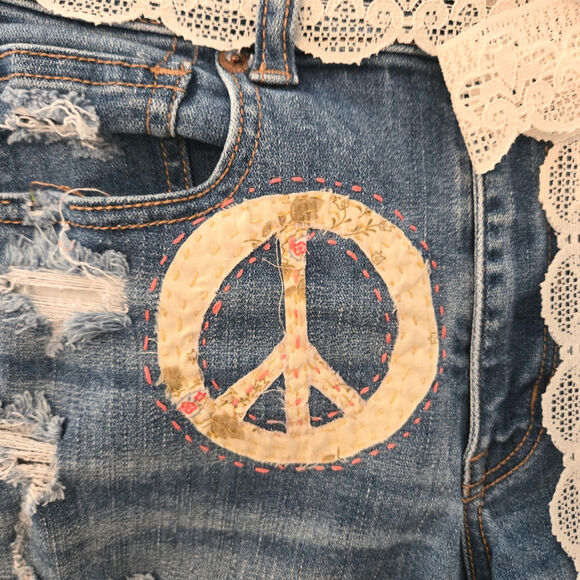 Upcycled Handmade Jean, Denim Cut-off Shorts‎ Embellished floral lace Size 6 AEO - Picture 5 of 8